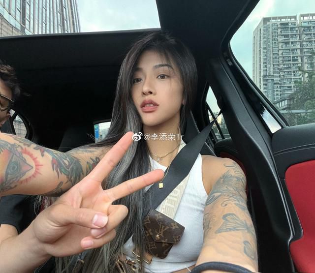 他们的武器都被收缴，连一条能爬货轮的绳索都没了，而且这救生艇没有动力也就算了，还全是窟窿，就这情况，别说劫持货轮，就算货轮从身边过一下，破开的浪涌也会把它们掀翻。
